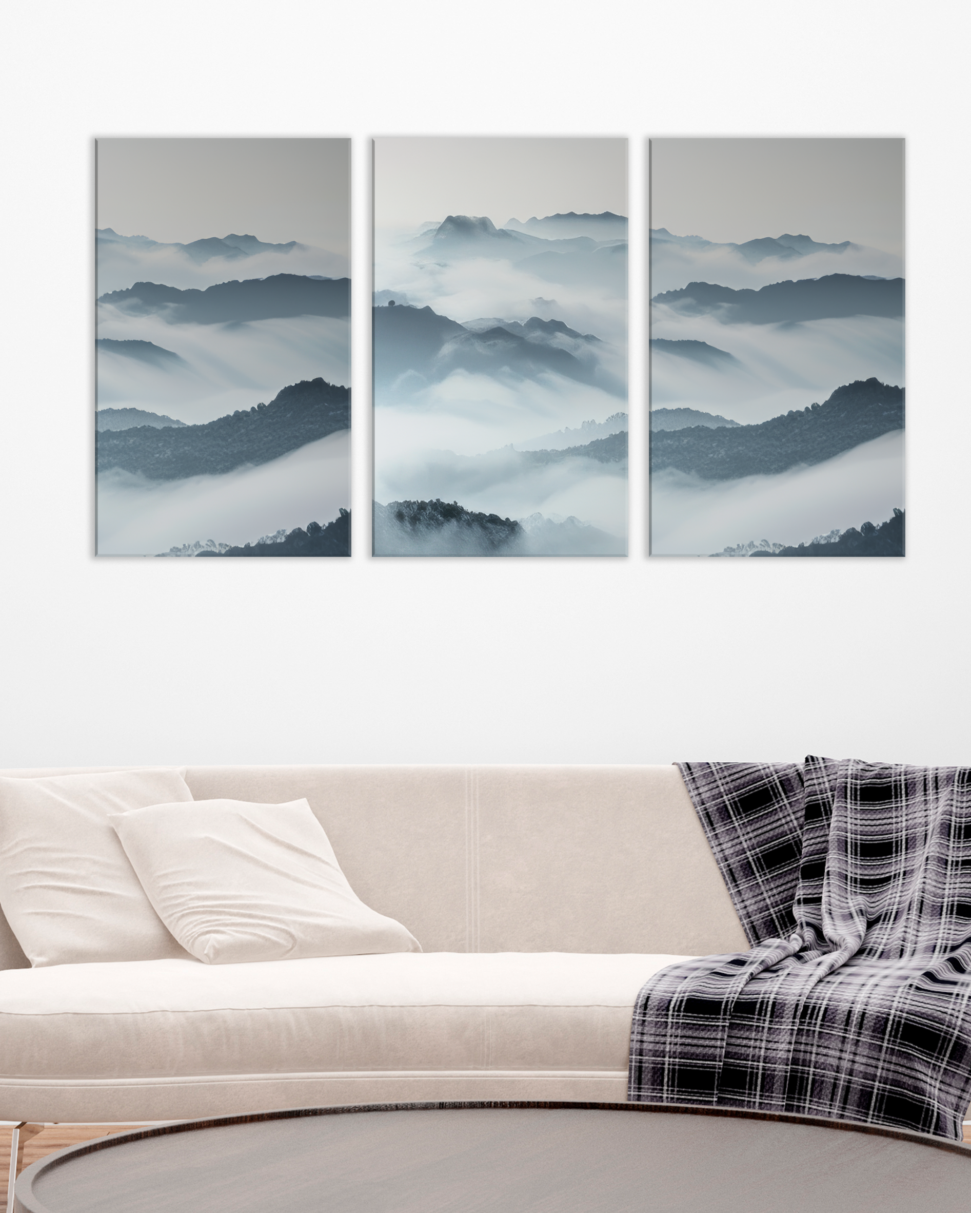 Cuadro decorativo de montañas entre niebla en tonos suaves