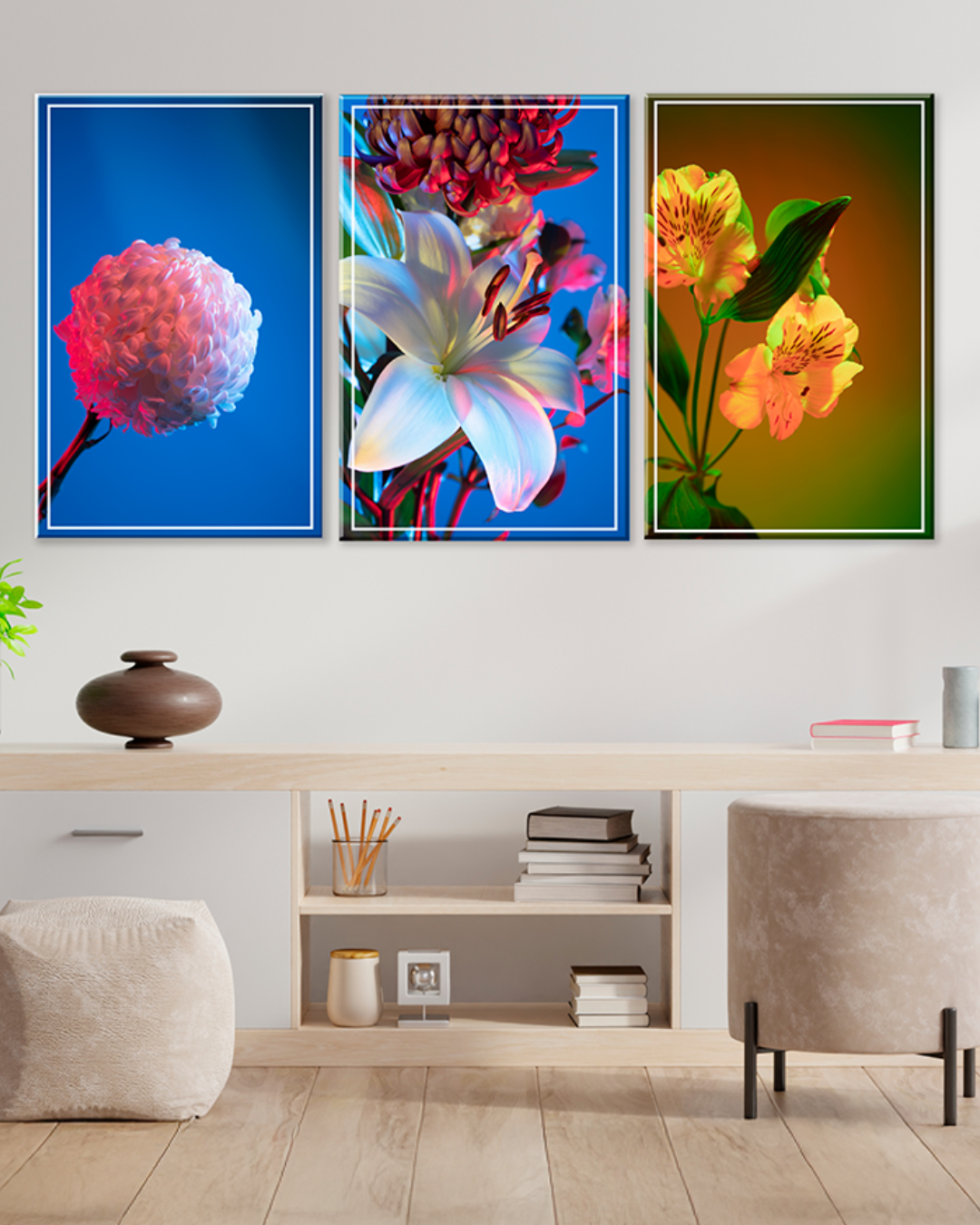 Tríptico de flores exóticas con fondo de colores vibrantes