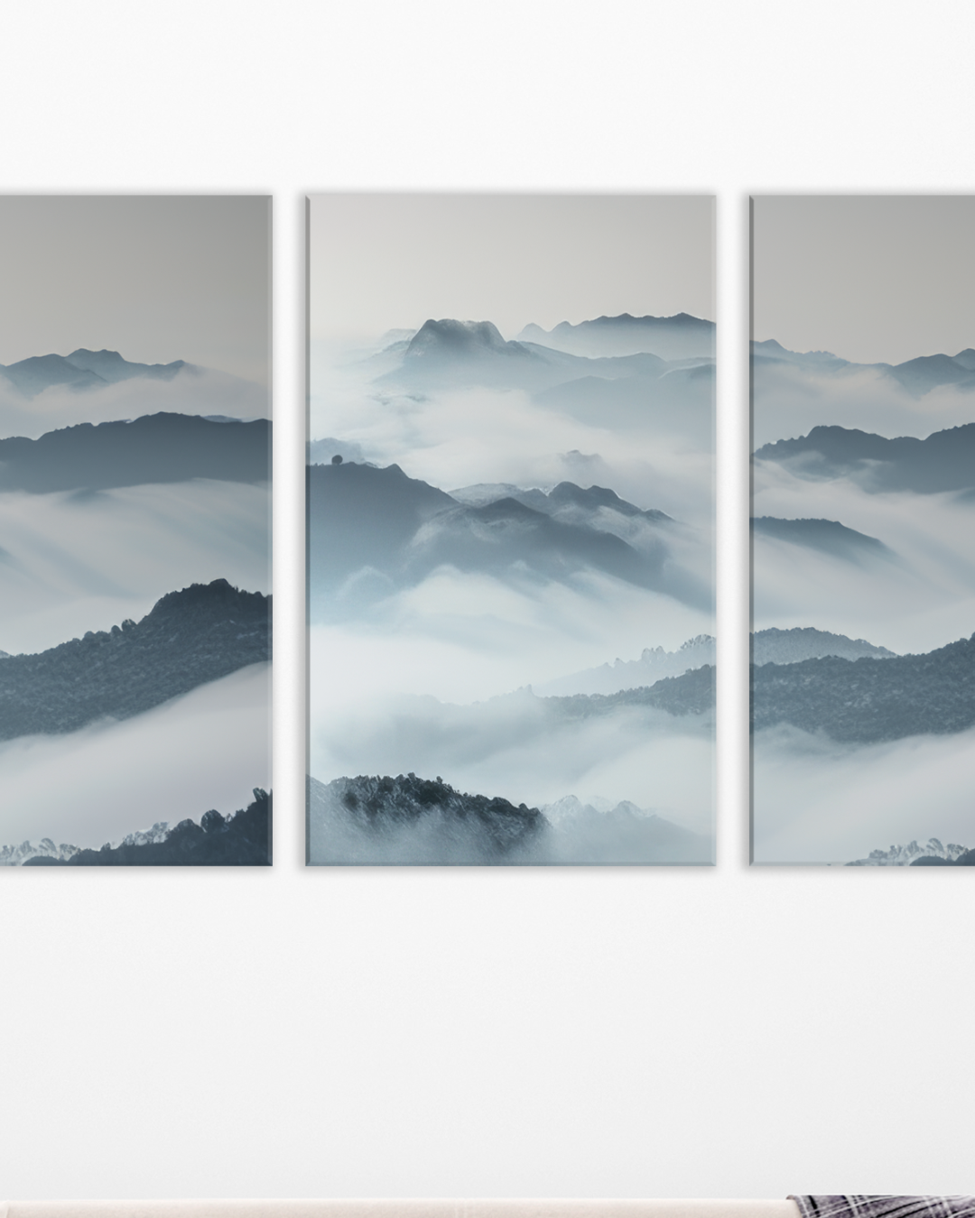 Cuadro decorativo de montañas entre niebla en tonos suaves